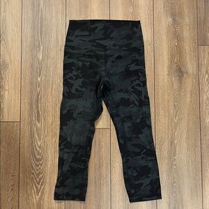 Lululemon women’s Align cropped leggings in green camo